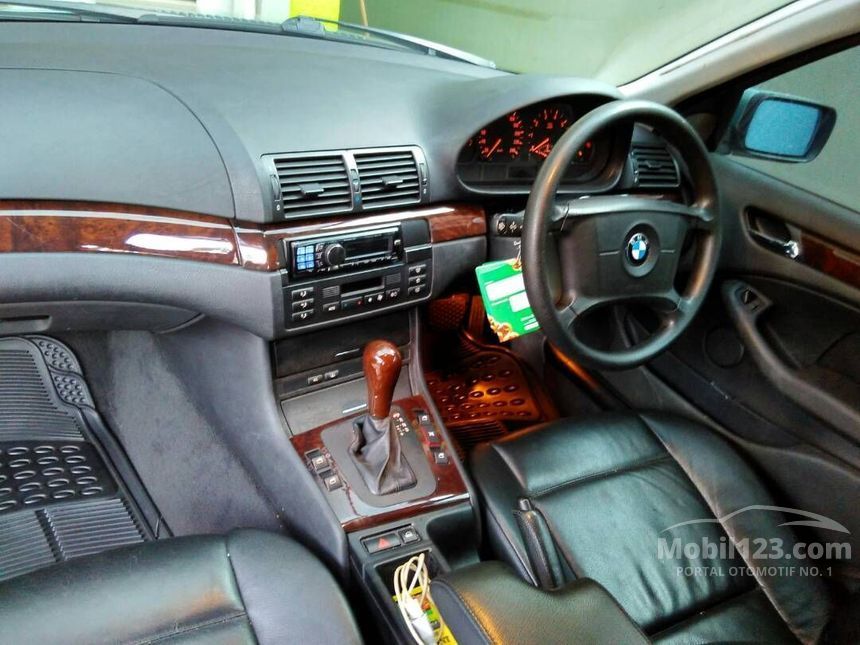 2003 BMW 325i Sedan