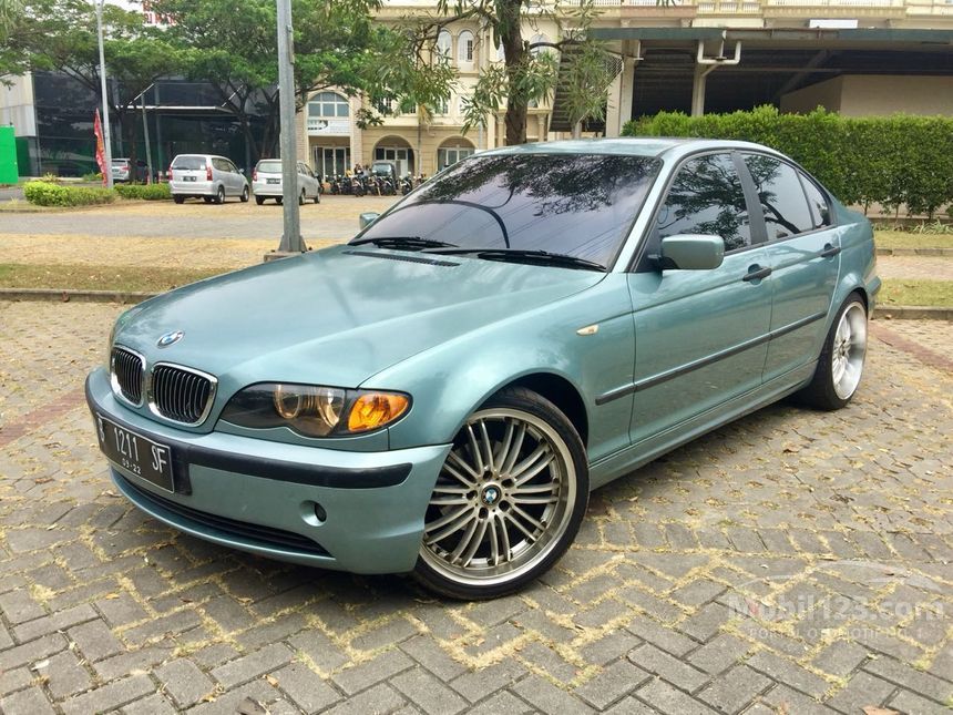 2002 BMW 318i Sedan