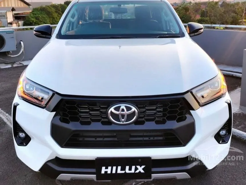 Jual Mobil Toyota Hilux 2024 V Double Cab 4X4 2.4 di Jawa Barat Automatic Pickup Putih Rp 408.000.000