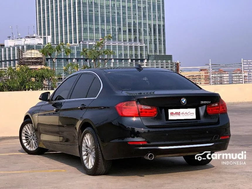 2013 BMW 320i Luxury Sedan