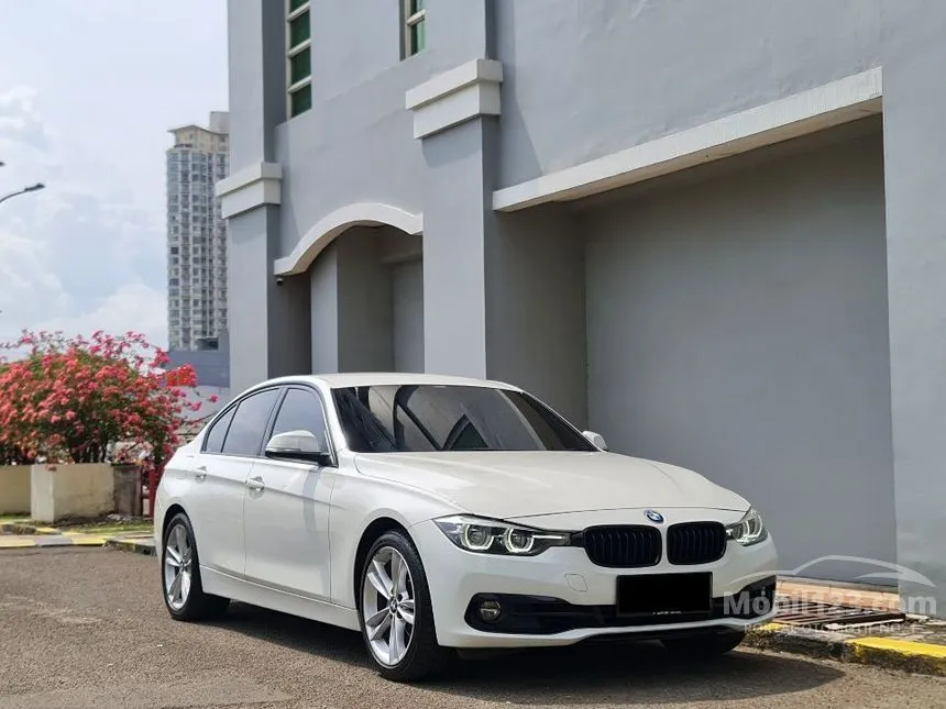 Jual Mobil BMW 320i 2019 Sport Shadow Edition 2.0 di DKI Jakarta Automatic Sedan Putih Rp 390.000.000