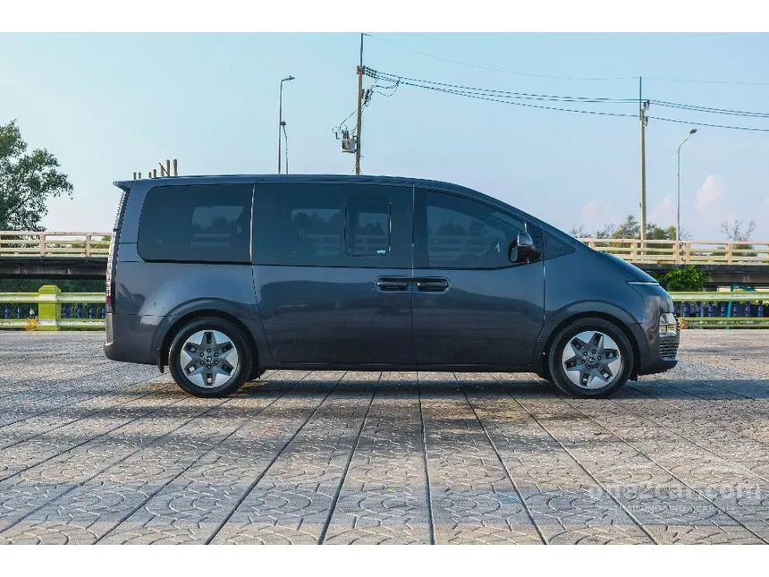 2022 Hyundai Staria SEL Van