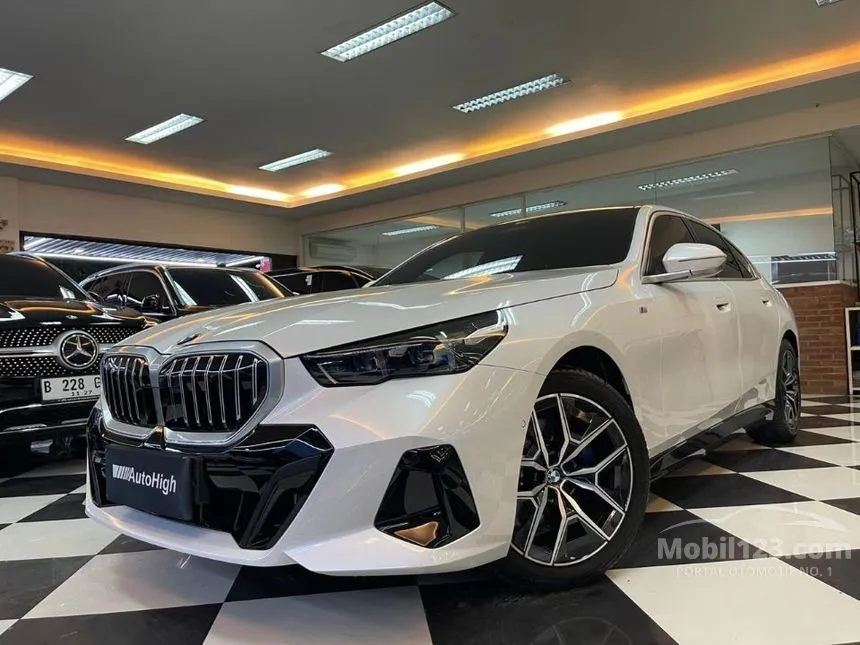 Jual Mobil BMW 520i 2024 M Sport 2.0 di DKI Jakarta Automatic Sedan Putih Rp 1.195.000.000
