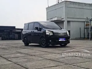 2013 Toyota NAV1 2.0 V Luxury MPV
