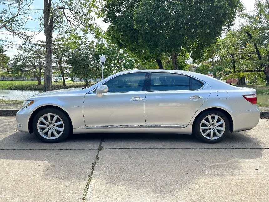 2007 Lexus LS460 Sedan