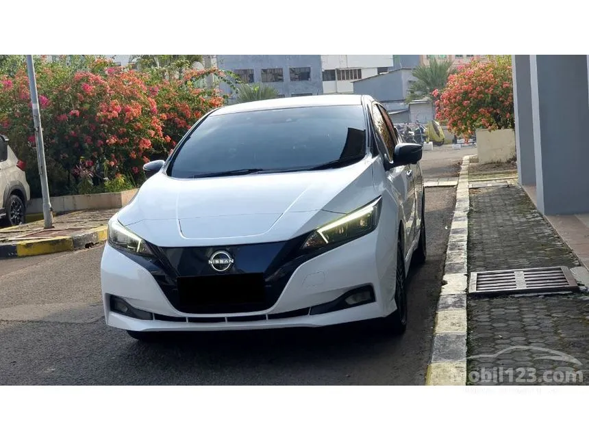 2023 Nissan Leaf (2 Tone) Hatchback