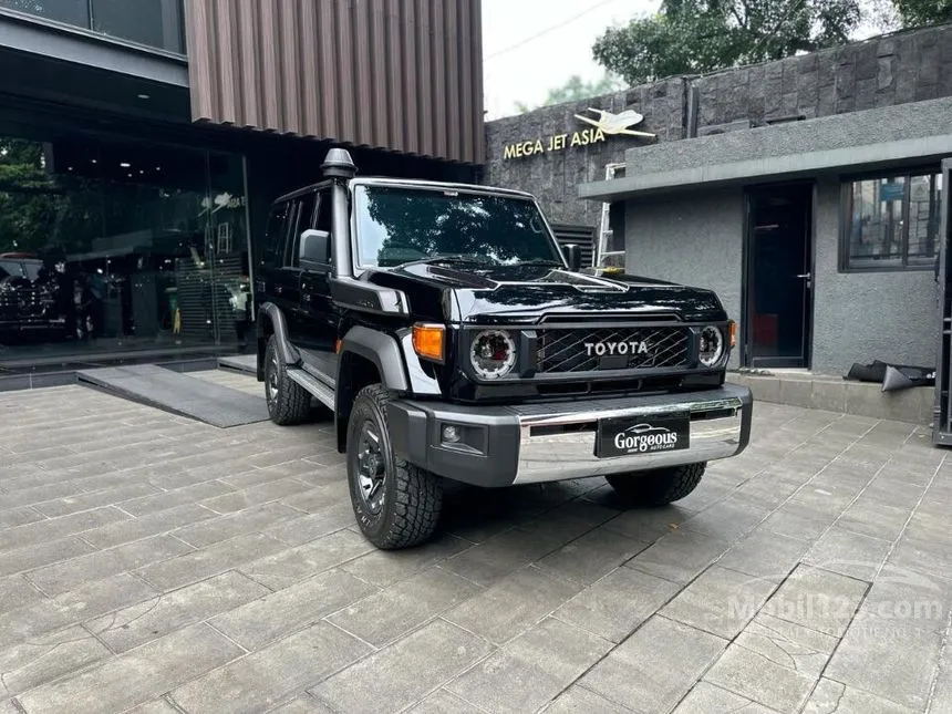 Jual Mobil Toyota Land Cruiser 2024 70 GXL 2.8 di Jawa Timur Automatic SUV Hitam Rp 2.500.000.000
