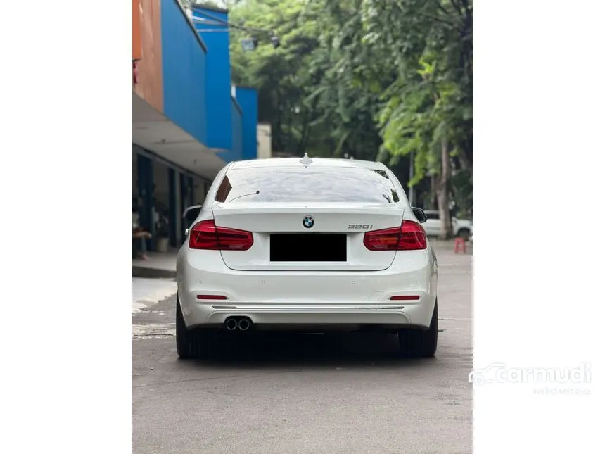 2018 BMW 320i Luxury Sedan