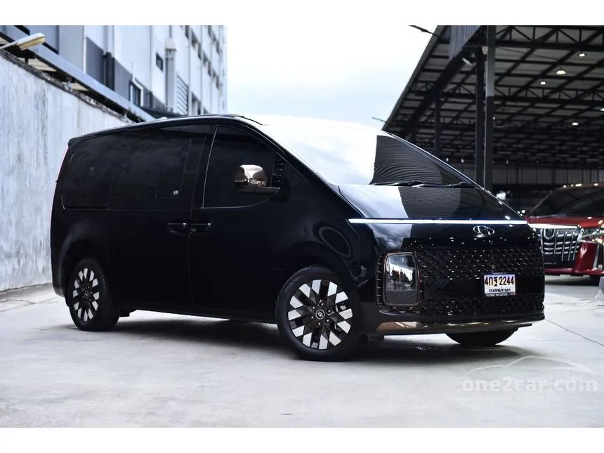 2023 Hyundai Staria Premium with sunroof Van