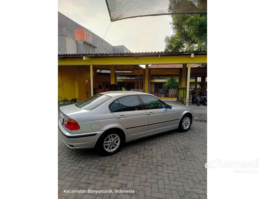 2000 BMW 323i Sedan