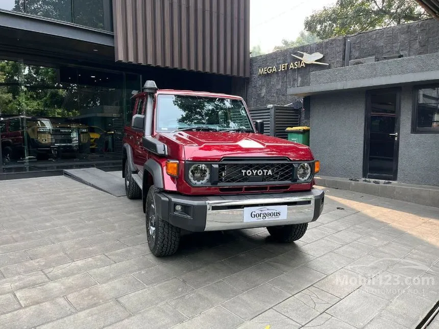 Jual Mobil Toyota Land Cruiser 2024 70 GXL 2.8 di Jawa Barat Automatic SUV Merah Rp 2.150.000.000