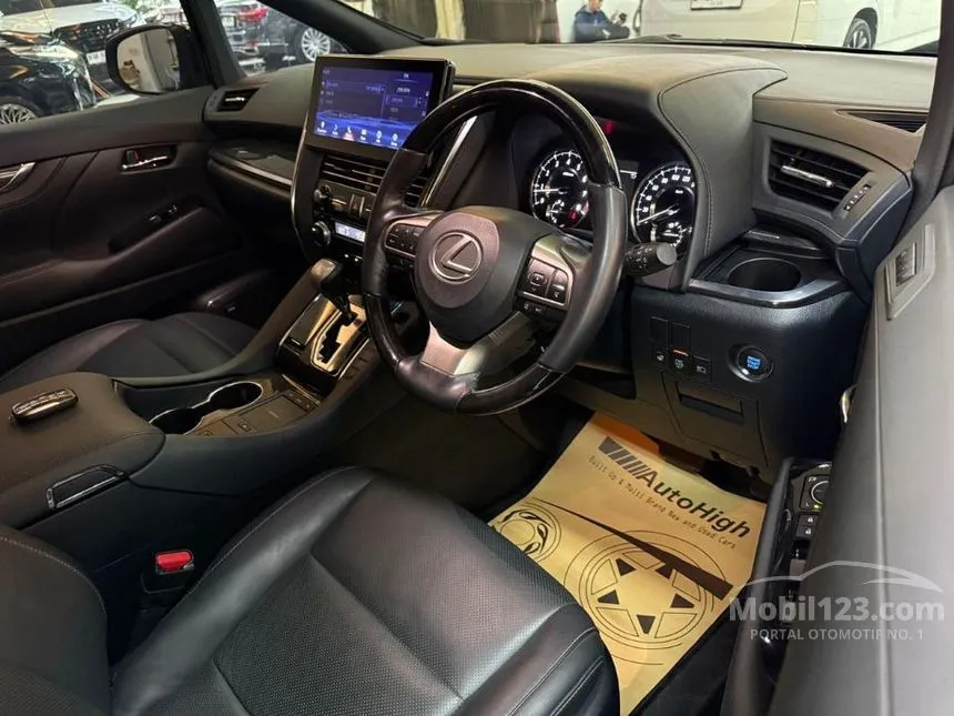 2022 Lexus LM 350 7 Seater MPV