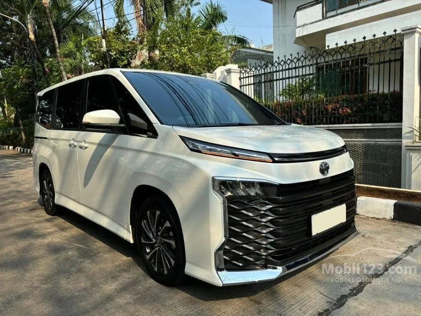 Jual Mobil Toyota Voxy 2023 2.0 di Banten Automatic Van Wagon Putih Rp 545.000.000