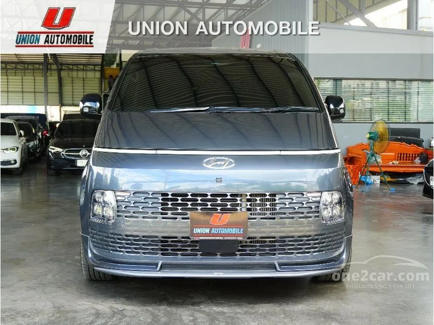 2022 Hyundai Staria SEL Van