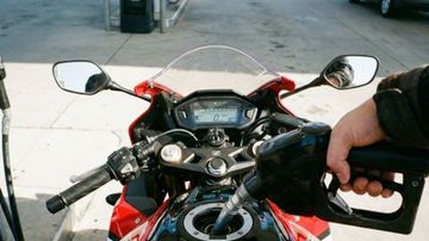Karat Tangki Motor Bisa Bikin ‘Brebet’ dan Mogok! Ini Rekomendasi Cairan Pembersihnya