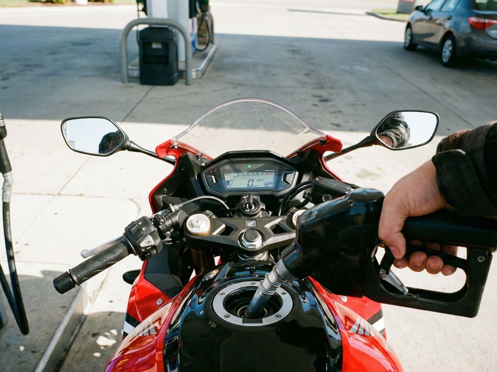 Karat Tangki Motor Bisa Bikin ‘Brebet’ dan Mogok! Ini Rekomendasi Cairan Pembersihnya