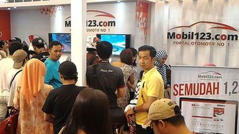 Dua Ribuan Orang Serbu Booth Mobil123
