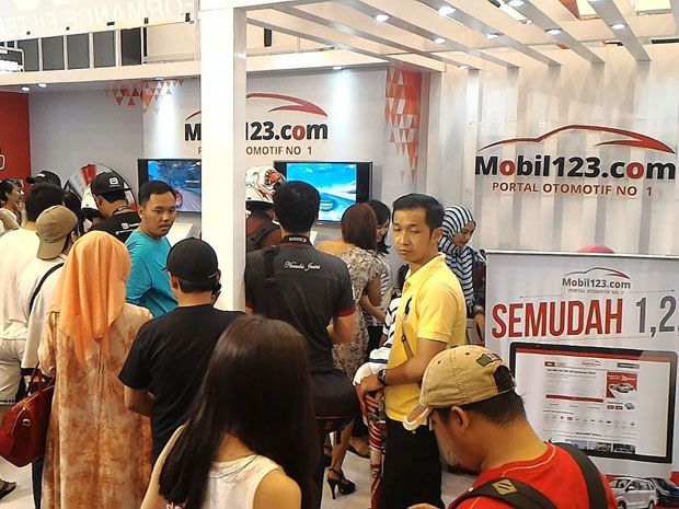 Dua Ribuan Orang Serbu Booth Mobil123
