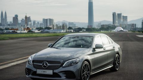Mercedes-Benz C300e Previewed – 320 hp, 0-100 in 5.4 Seconds, Electric Range Up To 50 km