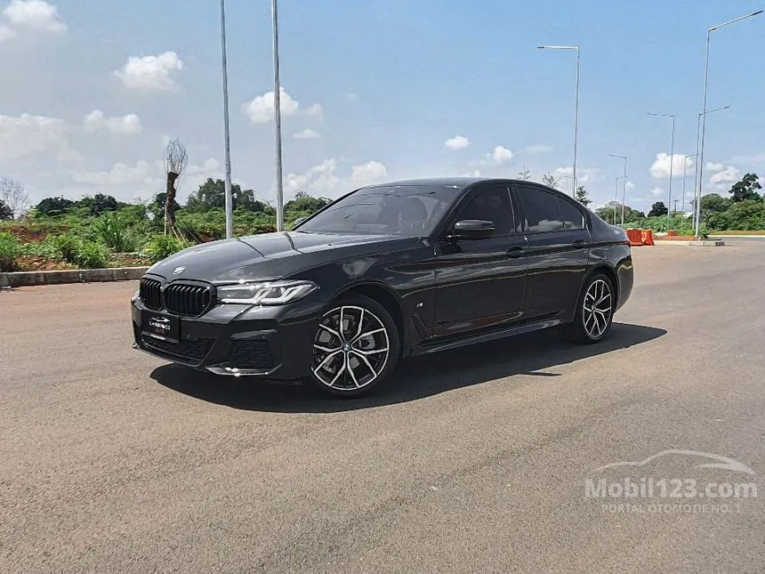Jual Mobil BMW 520i 2023 M Sport 2.0 di DKI Jakarta Automatic Sedan Hitam Rp 749.000.000