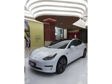 SPECIAL PRICE Tesla Model 3 Standard Range Plus Sedan Pearl White Multi Coat on Black 2020