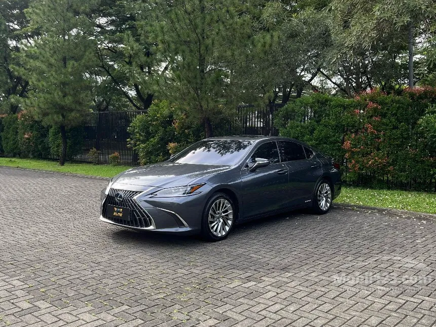 Jual Mobil Lexus ES 300h 2022 Ultra Luxury 2.5 di DKI Jakarta Automatic Sedan Abu