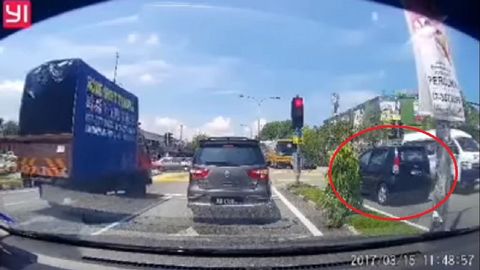 Another One – Perodua Myvi Driving Against Traffic