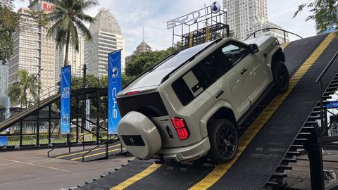 BYD Tech Culture Fest 2026 di GBK Suguhkan Test Drive hingga Off-Road DENZA B5