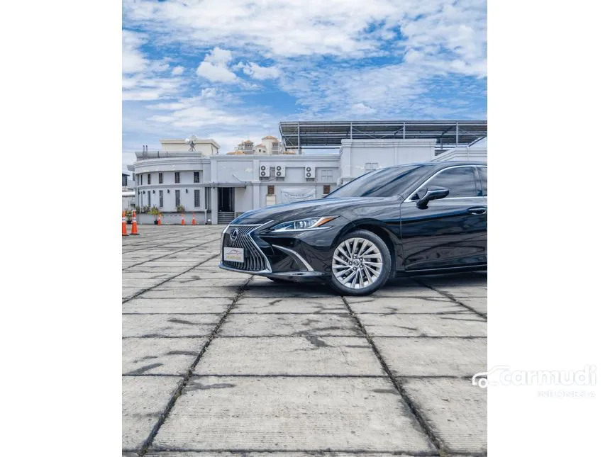 2021 Lexus ES 300h Ultra Luxury Sedan