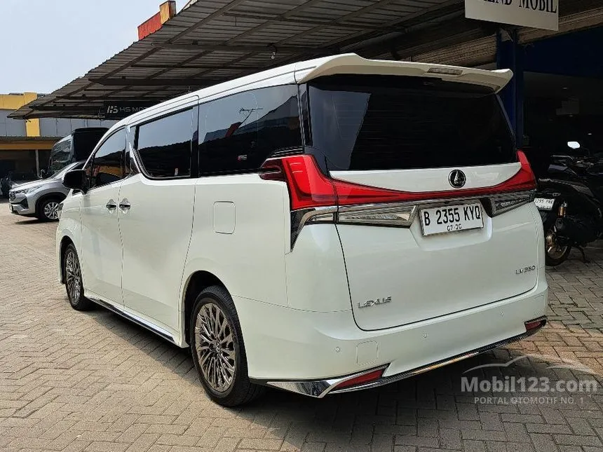2023 Lexus LM 350 7 Seater MPV