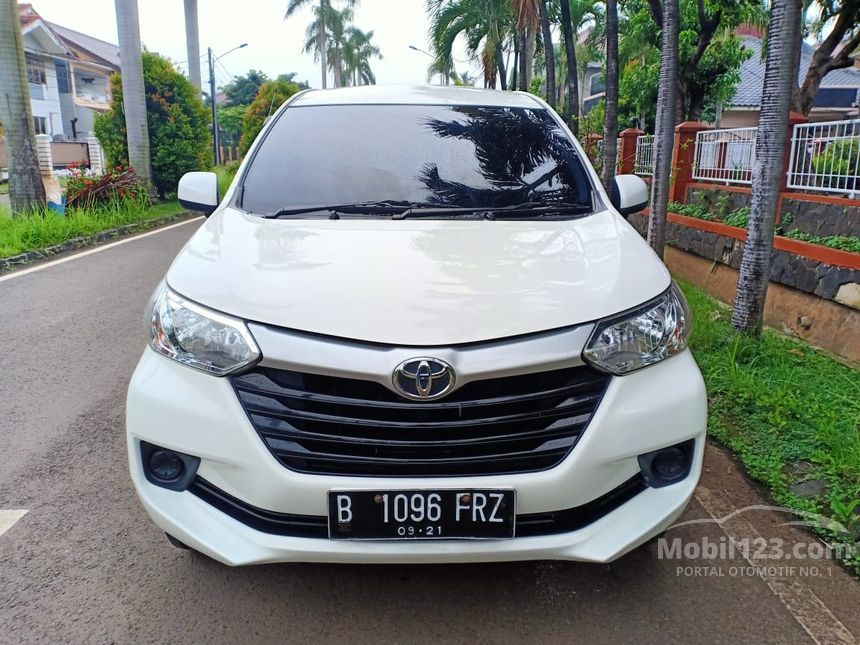 Toyota Avanza 2016 Putih: Sebuah Studi Kasus Kendaraan Keluarga Ikonik