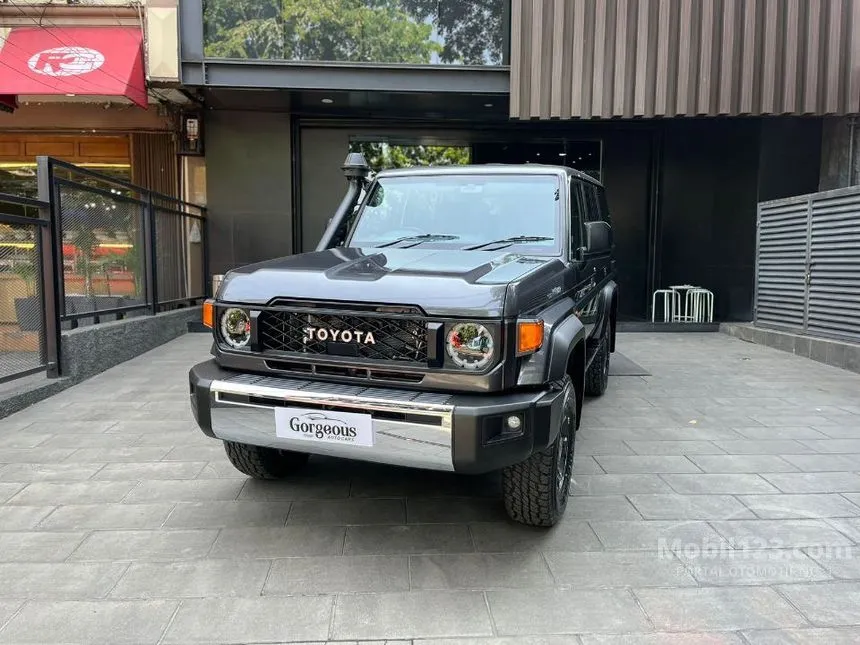 Jual Mobil Toyota Land Cruiser 2024 70 GXL 2.8 di Kalimantan Selatan Automatic SUV Abu
