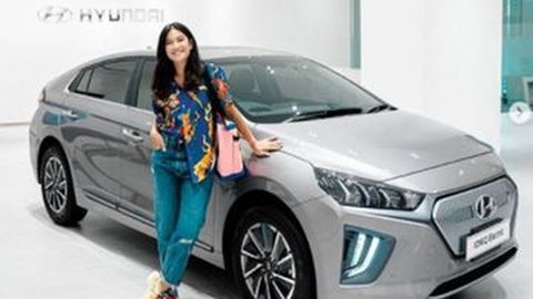 Dian Sastro Kini Gunakan Hyundai Ioniq