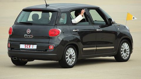 Fiat 500L Bekas Dipakai Paus Fransiskus Laku Terlelang