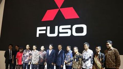 Fuso Serahkan 3 Kendaraan ke SMK di GIIAS 2019