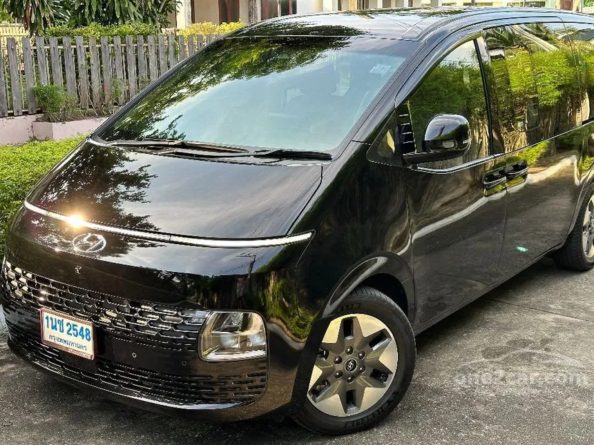 2023 Hyundai Staria SEL Van
