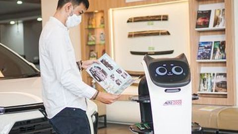 Pertama di Indonesia! Diler Toyota Ini Pakai Robot Melayani Konsumen