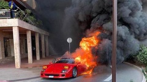 Ferrari yang Hangus Terbakar ini Coba Diselamatkan dengan Semprotan Selang Air