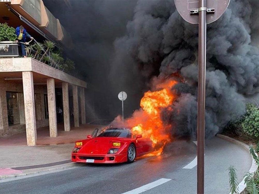 Ferrari yang Hangus Terbakar ini Coba Diselamatkan dengan Semprotan Selang Air