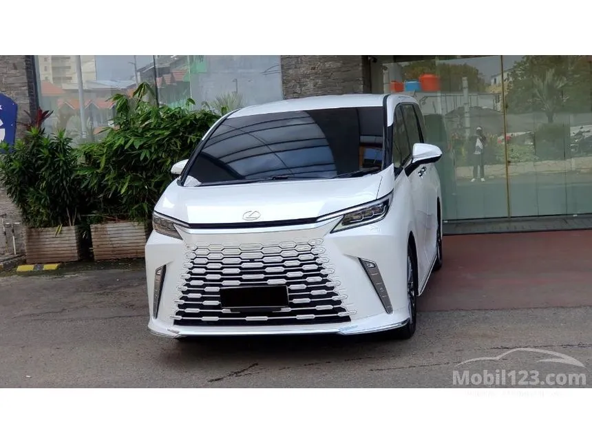 2024 Lexus LM 350h 7 Seater MPV