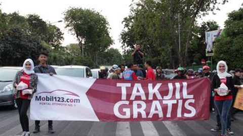 Mobil123 Bagi Takjil di Kota Pahlawan