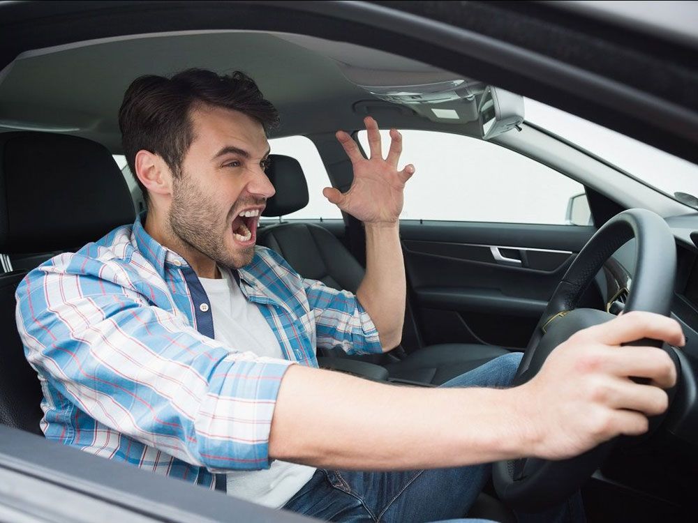 5 Reaksi yang Wajib Dilakukan Saat Ban Mobil Pecah Mendadak