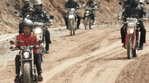 Jokowi Pilih Naik Motor Saat Jajal Perbatasan Trans-Kalimantan