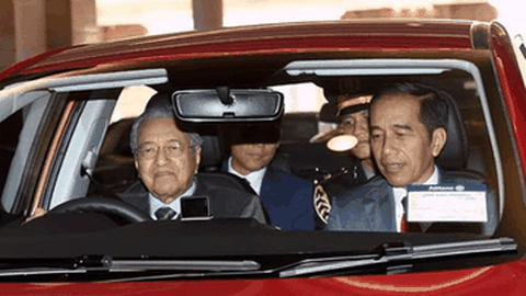 Esemka Belum Jelas, Jokowi Kembali Disopiri Mahathir Naik Mobnas Malaysia