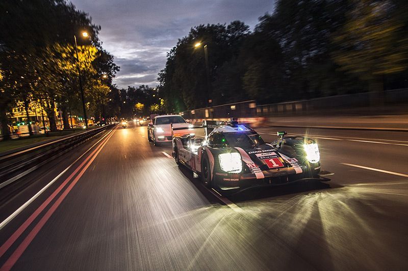 Mark Webber Keliling London Pakai Mobil Balap Le Mans 3
