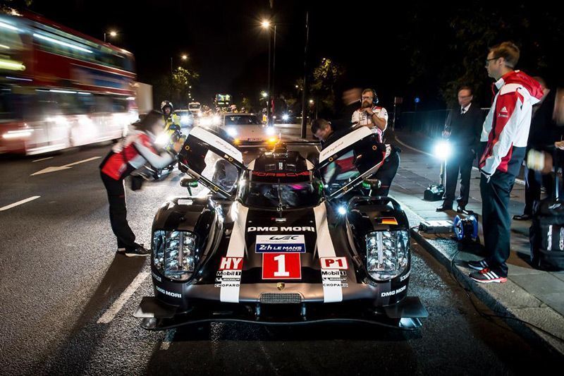 Mark Webber Keliling London Pakai Mobil Balap Le Mans 7
