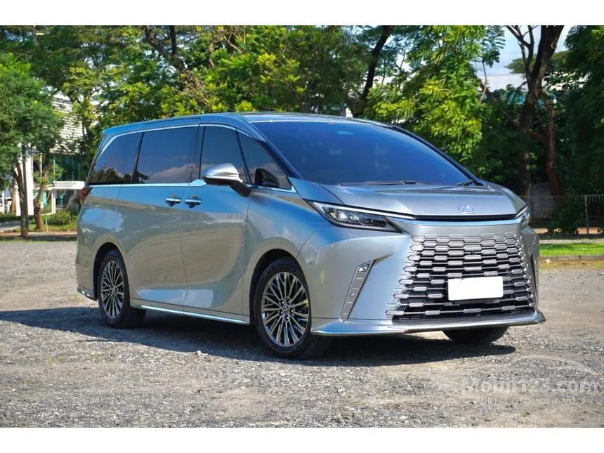 2024 Lexus LM 350h 7 Seater MPV