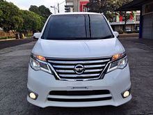 Nissan Serena 2.0 Highway Star 2015 AT White elegant , like new ,new grill , top performance