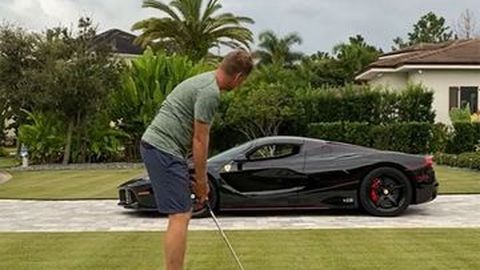 Pegolf Pro Atraksi dengan Mobil Koleksinya, Don't Try This at Home!