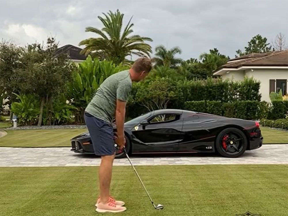 Pegolf Pro Atraksi dengan Mobil Koleksinya, Don't Try This at Home!